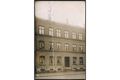 Facade af ejendom. Anvendt i Odense 1921. Fotokort u/no.