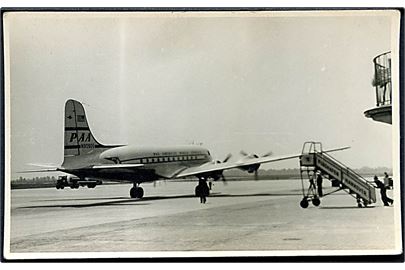Douglas C-54 N90905 fra Pan American Airways i Hannover lufthavn. Fotokort u/no.