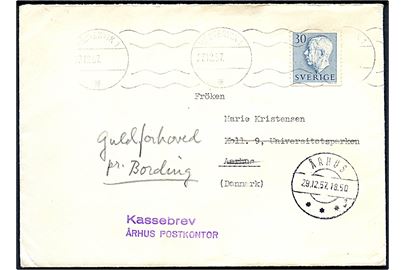Svensk 30 öre Gustaf på brev fra Västervik d. 23.12.1957 til Aarhus, Danmark. Eftersendt til Guldforhoved pr. Bording med violet stempel: Kassebrev / Århus Postkontor.