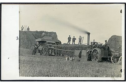 Landarbejdere ved stort tærskeværk. Fotokort u/no.