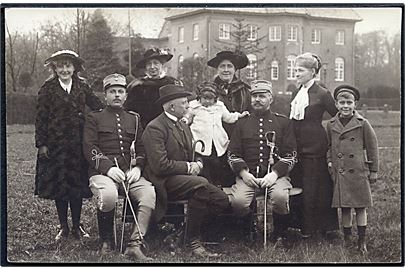 Holstenhus, familiebillede fra haven. Fotokort u/no. dateret april 1916.