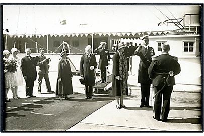 Faaborg, Chr. X og Dr. Alexandrine forlader kongeskibet Dannebrog i Faaborg d. 16.7.1929 i forbindelse med byens 700 års købstadsjubilæum. Fotokort u/no.