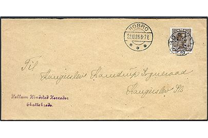 20 øre Chr. X på aflangt brev annulleret med stjernestempel VALSGAARD og sidestemplet Hobro d. 22.10.1926 til Kongerslev. Let afkortet i højre side.
