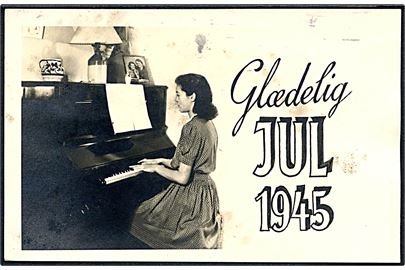 Glædelig Jul 1945. Kvinde spiller klaver. Fotokort u/no. 