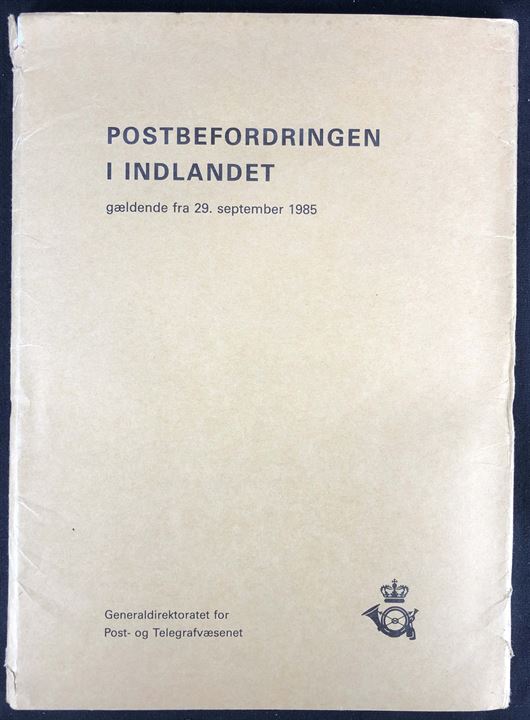 Postbefordring i Indlandet gældende fra 29.9.1985. Tjenestelig oversigt med køreplaner for posttog, postskibe og postkørsler. Løsblade med rettelser i omslag.
