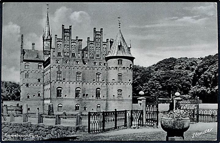 5 øre Bølgelinie og 30 øre Fr. IX på brevkort (Egeskov Slot) annulleret med vanskeligt bureaustempel Nyborg - Fåborg T.161 d. 8.8.1958 til England. 