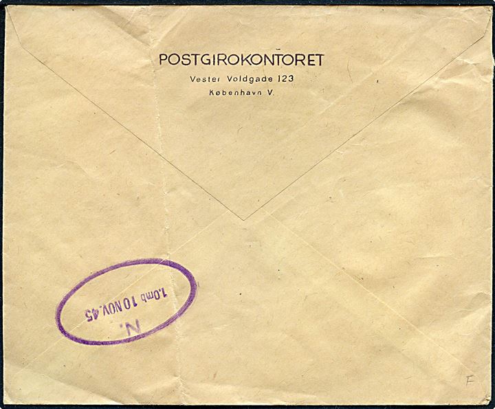 Ufrankeret fortrykt postsagskuvert sendt anbefalet fra Postgirokontoret til lokal adresse i København. Ank.stemplet N. d. 10.11.1945. Fold. 