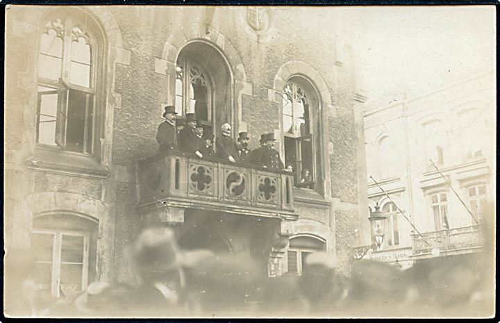 Genforeningen. Sønderborg. Nis Nissen holder tale fra rådhusets balkon d. 10.2.1920. Fotokort u/no.
