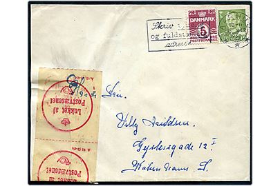 5 øre Bølgelinie og 15 øre Fr. IX på beskadiget brev fra Aarhus d. 15.3.1950 til København. Rift lukket med pergamyn etiket Lukket af Postvæsenet A61 (2-45).