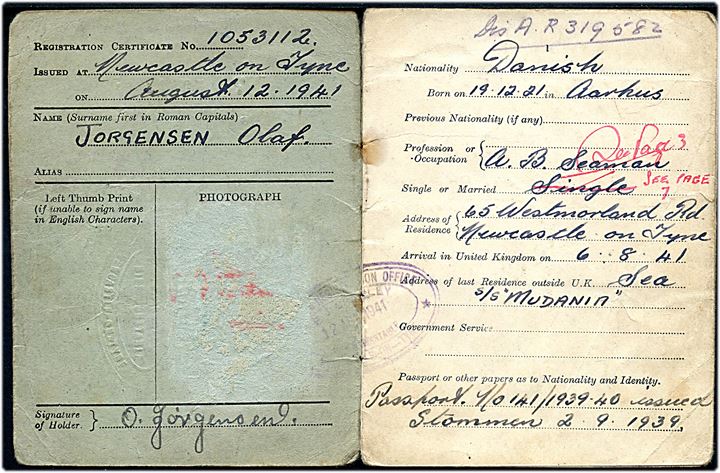 Aliens Order 1920 identitetskort for dansk sømand i engelsk tjeneste under 2. verdenskrig med diverse stempler 1941-1945. Foto fjernet.