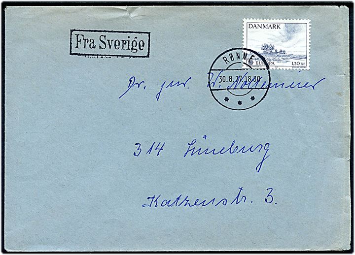 1,30 kr. Europa udg. på brev annulleret Rønne d. 30.8.1977 og sidestemplet Fra Sverige til Lüneburg, Tyskland.