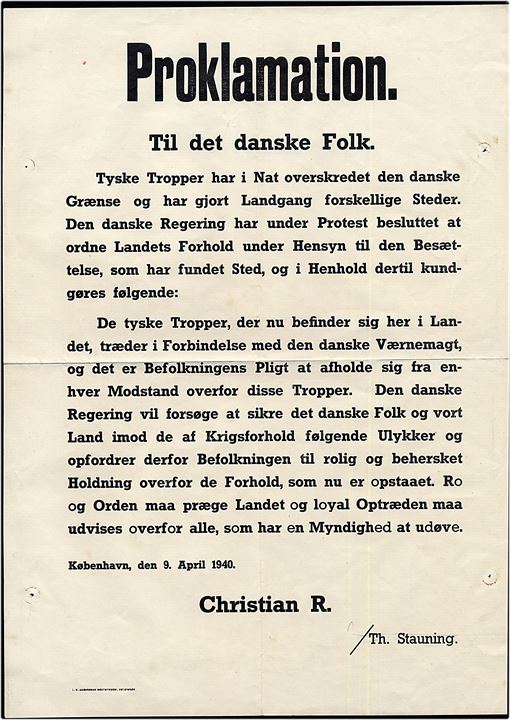 Proklamation til det danske Folk dateret København d. 9.4.1940 og underskrevet Christian X og Th. Stauning vedr. den tyske besættelse af Danmark. Trykt i Helsingør. Nålehuller.