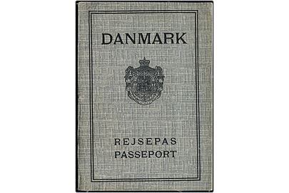 Rejsepas med foto udstedt i København 1927. Visering for bl.a. rejse til Tjekkoslovakiet. J. Jørgensen & Co. (Ivar Jantzen).