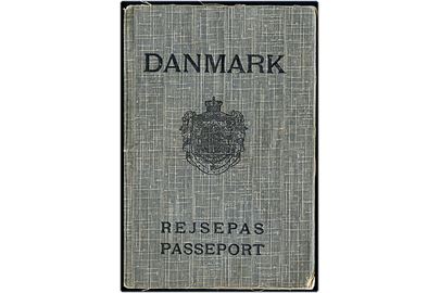 Rejsepas med foto udstedt i København 1939. Stempler for rejse til bl.a. Tyskland. J. Jørgensen & Co.