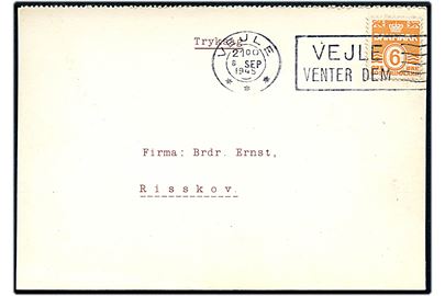 6 øre Bølgelinie på tryksagskort annulleret med TMS Vejle *** / Vejle venter Dem d. 8.9.1945 til Risskov.