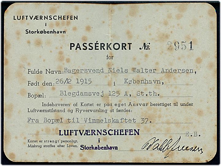 Passérkort fra Luftværnschefen i Storkøbenhavn til bagersvend som må færdes fra sin bopæl til Vimmelskaftet 37 under luftværnstilstand og flyvervarsling