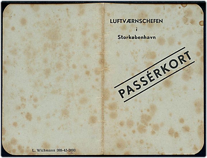Passérkort fra Luftværnschefen i Storkøbenhavn til bagersvend som må færdes fra sin bopæl til Vimmelskaftet 37 under luftværnstilstand og flyvervarsling