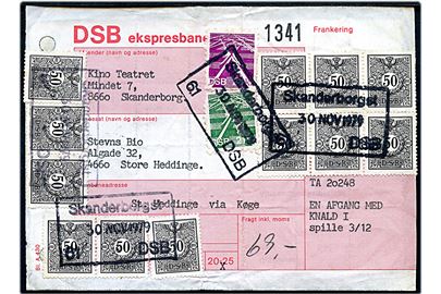 DSB 50 øre (40), 21 kr. og 28 kr. Fragtmærke på adressekort for ekspresbanepakke fra Skanderborg d. 30.11.1979 til Store Heddinge.