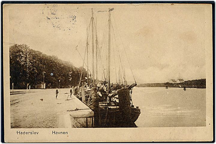 15 øre Chr. X på brevkort Haderslev havn) annulleret med bureaustempel Haderslev - Vojens T.57 d. 14.7.1920 til København.