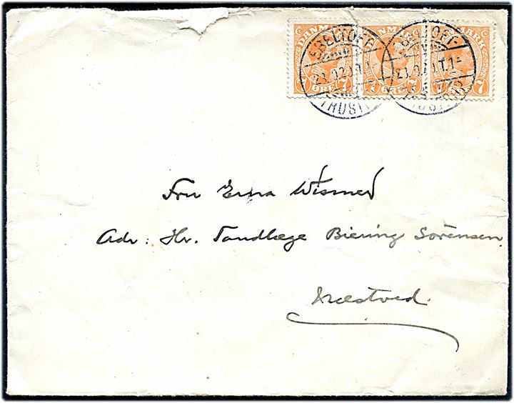 7 øre Chr. X (3) på brev annulleret med bureaustempel Ebeltoft - Trustrup T.1 d. 28.10.1920 til Næstved. Rift i toppen.
