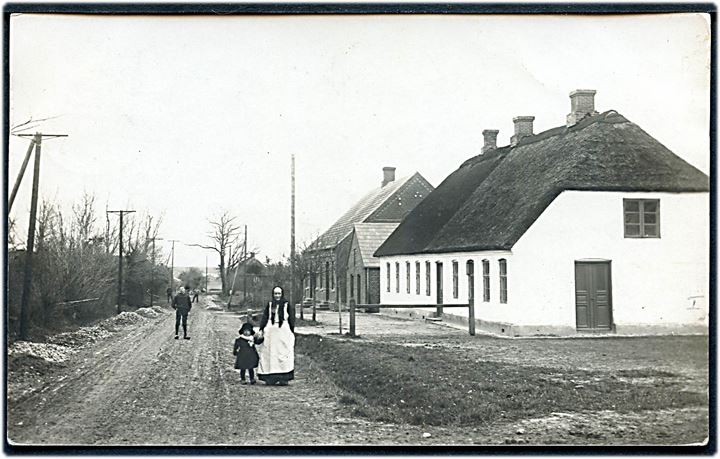 3 øre Bølgelinie på lokalt brevkort (Gadeparti fra Taarnum) annulleret med stjernestempel TAARNUM og sidestemplet svagt Randers ca. 1916 til Randers.
