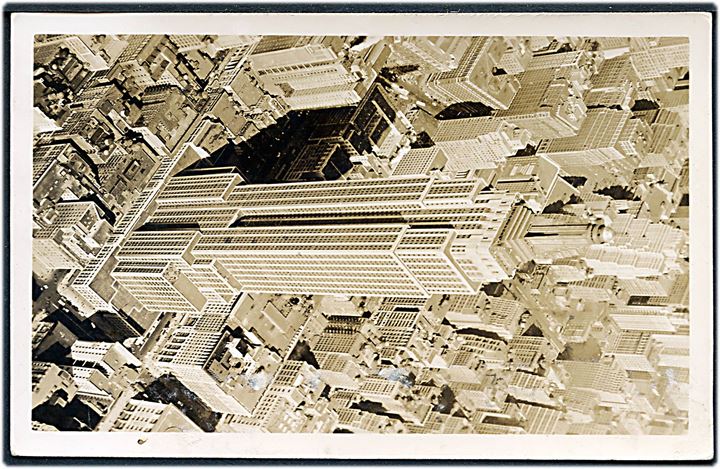1½d Edward VIII på brevkort (Empire State Building, New York) annulleret med skibsstempel Plymouth Devon / Paquebot Posted at Sea d. 6.6.1938 til Delft, Holland.