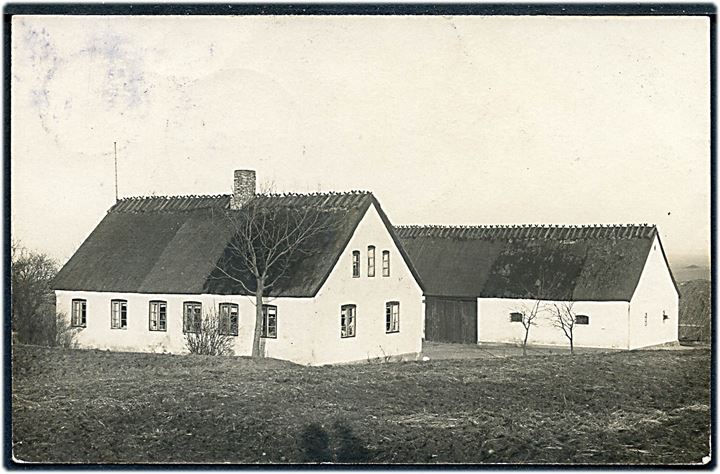 15 øre Chr. X (kort hj.tak) på fotokort (landejendom) annulleret med stjernestempel LUMBSAAS og sidestemplet Nykjøbing Sjælland d. 1.4.1921 til Nykøbing Sjæll.