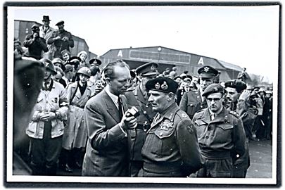Københavns Lufthavn, Feltmarskal Montgomery i Københavns Lufthavn bliver interviewet af Gunnar Nu Hansen til Danmarks Radio d. 12.5.1945. Foto 5½x9 cm.