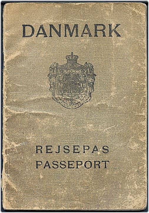 Rejsepas med foto udstedt i København 1951. Flere stempler og stempelmærke stemplet Allied Permit Office i København. A/S Olaf O. Barfoed.