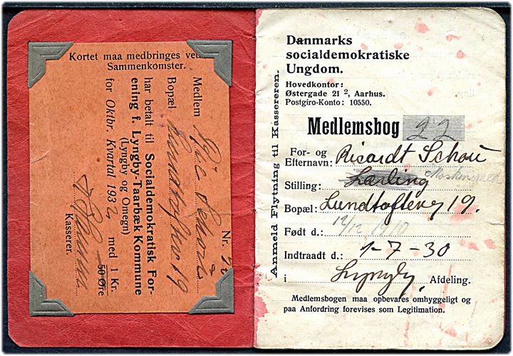 Danmarks socialdemokratiske Ungdom. Medlemsbog med medlemskort og kontingentmærker for 1930-1932.