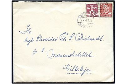 5 øre Bølgelinie og 25 øre Fr. IX på brev fra Dronningmølle annulleret med bureaustempel Helsingør - Gilleleje T.35 d. 7.7.1952 til Gilleleje.