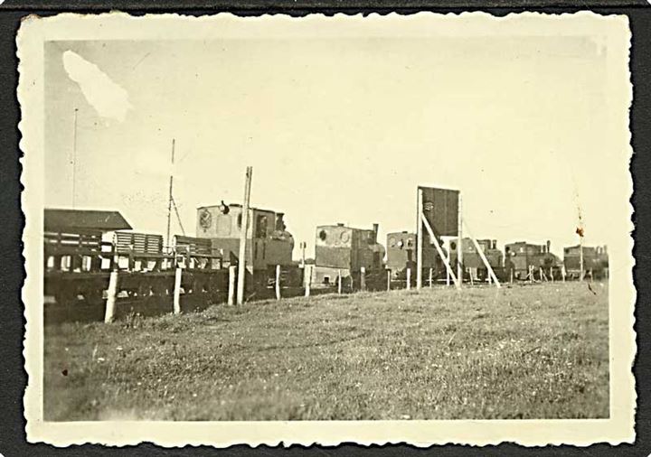 3 fotos af lokomotiver. U/no. Kortet har været opklæbet. 9x6 cm.