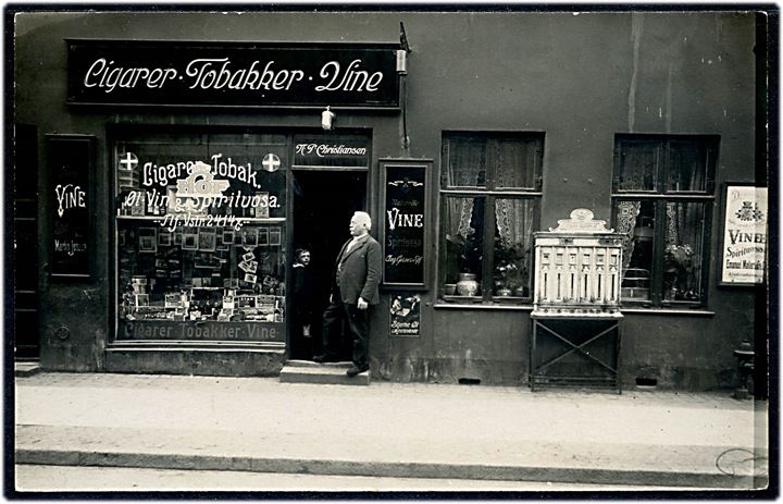 Danmarksgade 1 med H. P. Christiansens Vin, Cigar og Tobaks Handel. Gaden nedlagt 1970. Fotokort u/no. Kvalitet 8