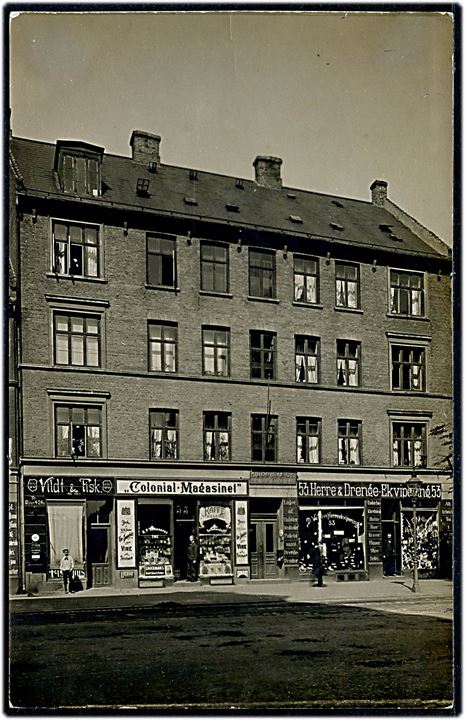 Østerbrogade 53 med Colonial-Magasin, Vildt & Fisk, samt Herre Ekvipering. Fotokort u/no. Kvalitet 7