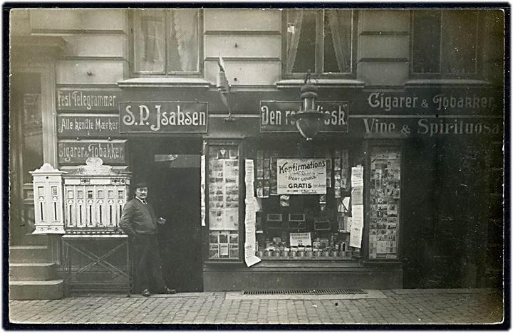 Møllegade 1 “Den røde Kiosk” ved S. P. Isaksen med salg af postkort. Fotokort u/no. Kvalitet 8