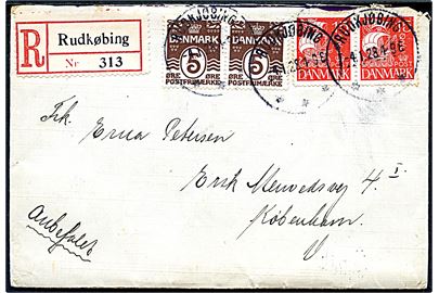 5 øre Bølgelinie (par) og 15 øre Karavel (par) på anbefalet brev fra Rudkjøbing d. 4.1.1928 til København.