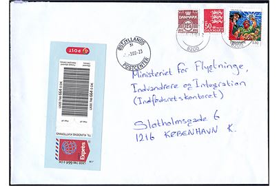 125 øre Bølgelinie, 5,50 kr. Valhalla og 50 kr. Rigsvåben på 56,75 kr. frankeret Post Exprés brev med stor stregkode label fra Århus N d. 1.3.2002 via Østjyllands Postcenter til København.