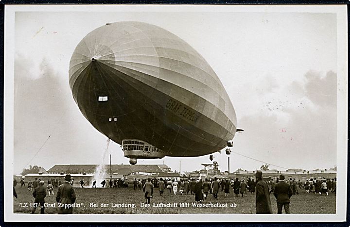 1 mk. Luftpost på brevkort (LZ127 Graf Zeppelin) sendt som luftpost og annulleret med bordstempel Luftschiff Graf Zeppelin d. 19.10.1930 via Mannheim Flugplatz til Lorch. Rødt stempel Mit Lufschiff Graf Zeppelin befördert.
