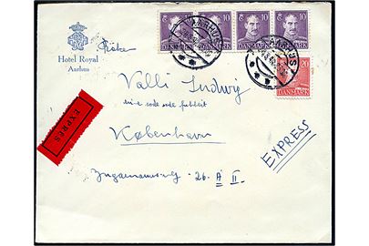10 øre (4) og 20 øre Chr. X på fortrykt kuvert fra Hotel Royal sendt som ekspresbrev fra Aarhus d. 24.5.1944 til København.