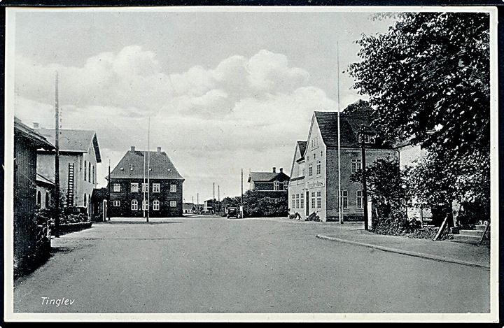 10 øre Bølgelinie i parstykke på brevkort (Gadeparti fra Tinglev) annulleret med bureaustempel Fredericia - Flensborg sn6 T.942 d. 30.9.1935 til Altona, Tyskland.