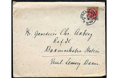 8 øre Tofarvet på brev annulleret med lapidar Kjøbenhavn V. K.B. d. 4.8.189x  til Hr. Gaardeier Chr. Aaberg. R. af Db. (= Ridder af Dannebrog), Bæksmarksbro Station, Vemb-Lemvig Banen. Chr. Pedersen Aaberg (1819-1897) var gårdejer og politiker, bl.a. i folketinget for partiet Højre. Aaberg var en af de såkaldte Syv vise Bønder og den første egentlige bonde som blev slået til Ridder af Dannebrog i 1890.