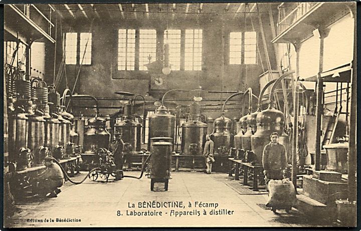 Fécamp. La Benedictine laboratoriet med destillations apparater. No. 8.