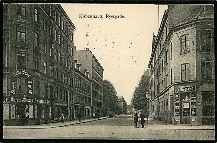 Ryesgade hj. Fredensgade med Kaffe-Depot, Ørgreen Jacobsens tricotage og politibetjente. Nathansohn 70. Kvalitet 7