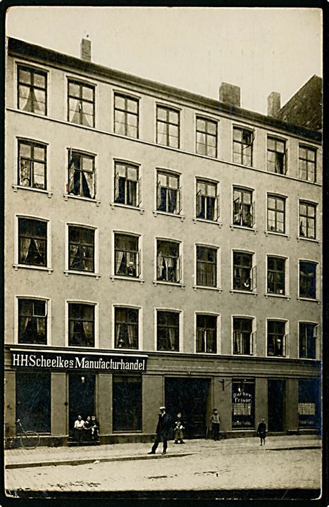 Guldbergsgade 3 H. H. Scheelke’s Manufacturhandel. Fotokort u/no. Kvalitet 7