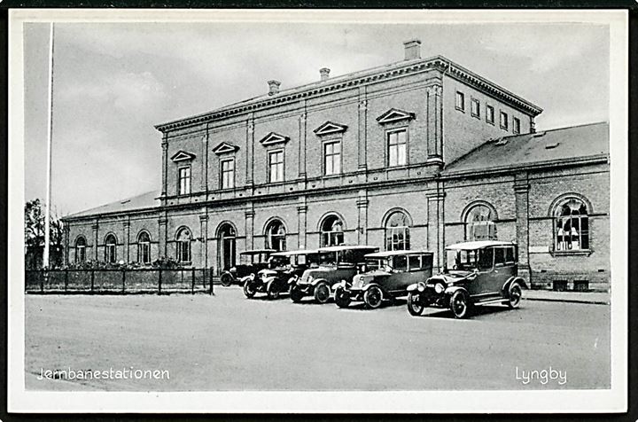 Lyngby jernbanestation med taxa drosker. Stenders no. 72052. Kvalitet 9