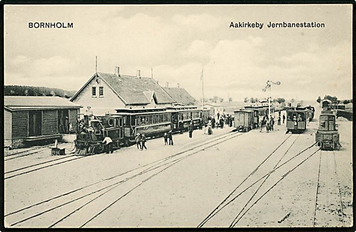 Aakirkeby jernbanestation med holdende damptog. P. Alstrup no. 3632. Kvalitet 9