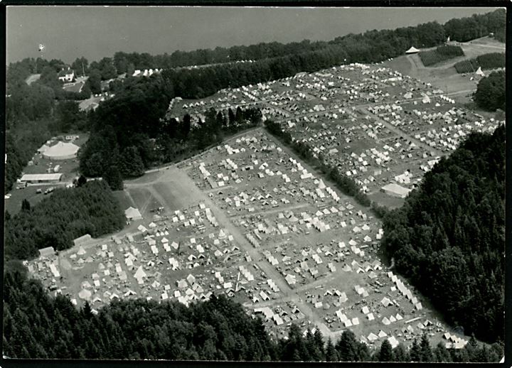 50 øre Assistenshuset på brevkort (Luftfoto af Juelsø lejren 1967) annulleret med spejder særstempel Ry * F.D.F. Juelsølejren * d. 12.7.1967 til Gudhjem, Bornholm.