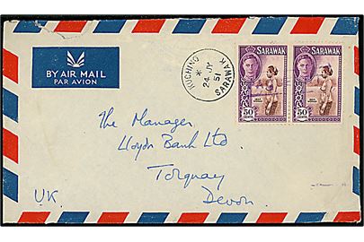 50 c. George VI i parstykke på luftpostbrev annulleret med skibsstempel Paquebot og sidestemplet Kuching Sarawak d. 24.7.1951 til Torquay, England. Rifter.