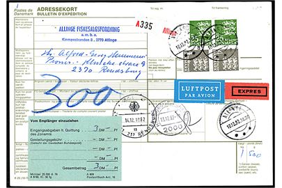 4 kr. og 25 kr. Rigsvåben i parstykker på 58 kr. frankeret internationalt adressekort for luftpost eksprespakke fra Allinge d. 10.12.1982 via Hamburg til Rendsburg, Tyskland.