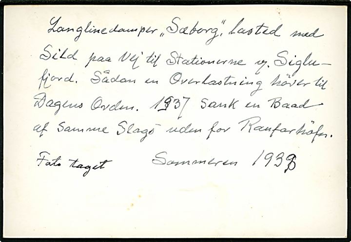 Islandsk langlinedamper Sæborg (E.A.383) overlastet med sild på vej til sildestationerne i Siglufjord. Fotografi ca. 10x15 cm.